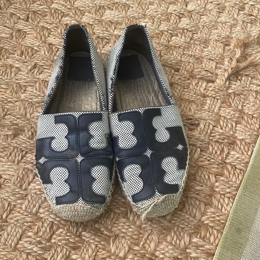 Tory Burch Flats that are in good condition. Barely worn.